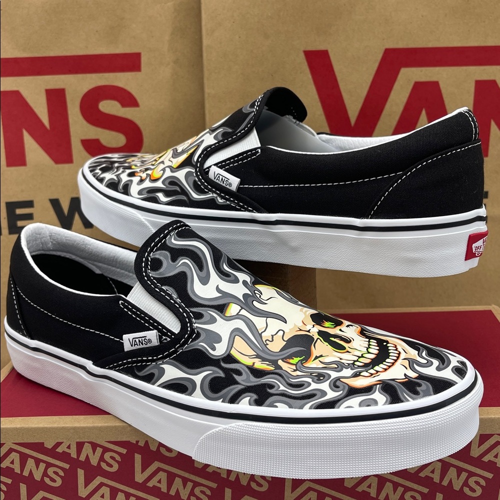 Vans Men’s Classic Slip-On
Flame Skull Black/True White
VN0009Q7BMX Sneakers - Picture 10 of 16
